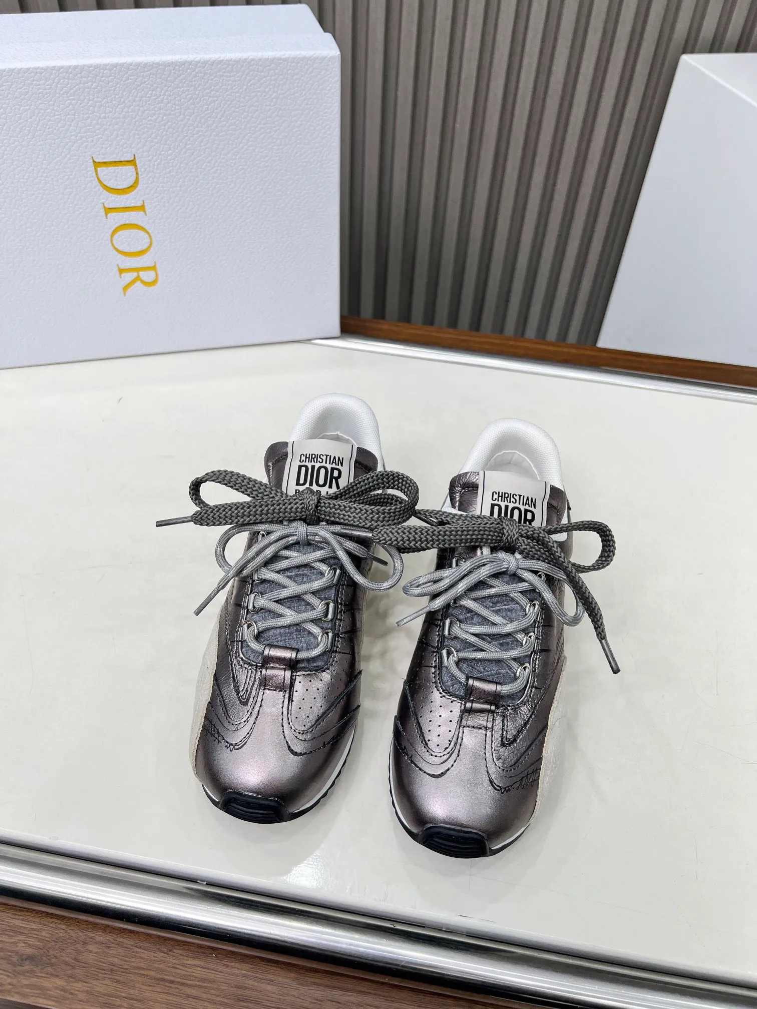 👟👟Ex-factory price 560👟👟 This D-Sketch sneaker is a new product of the 2025 spring and summer ready-to-wear series, highlighting the classic retro aesthetics. Crafted from gold-tone crinkled sheepskin and gold-toned laminated calfskin, it features a printed logo inspired by the shoe's production stages, as well as beige suede calfskin panels and double laces. Hand-written Christian Dior Paris signature on the side, Christian Dior Paris signature panels and plaques on the heel and tongue. Paired with two-tone slim rubber soles, they add a touch of couture to any casual look. Code number: 35~45 Color: black white gold silver